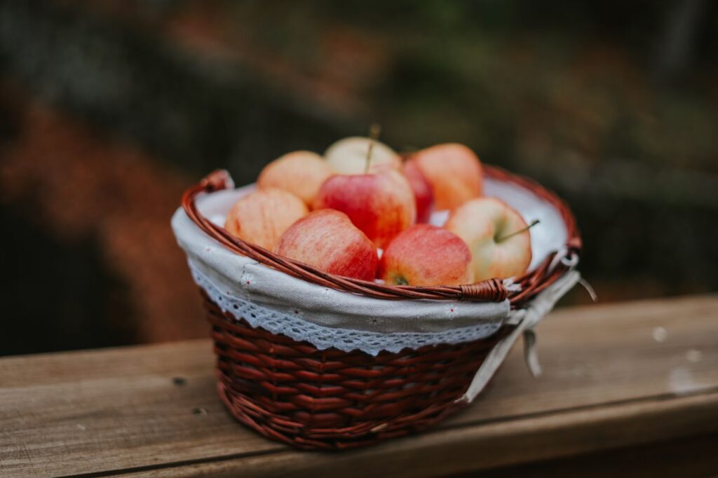 Apples and pears representing the autumn harvest celebrated during Chuseok.