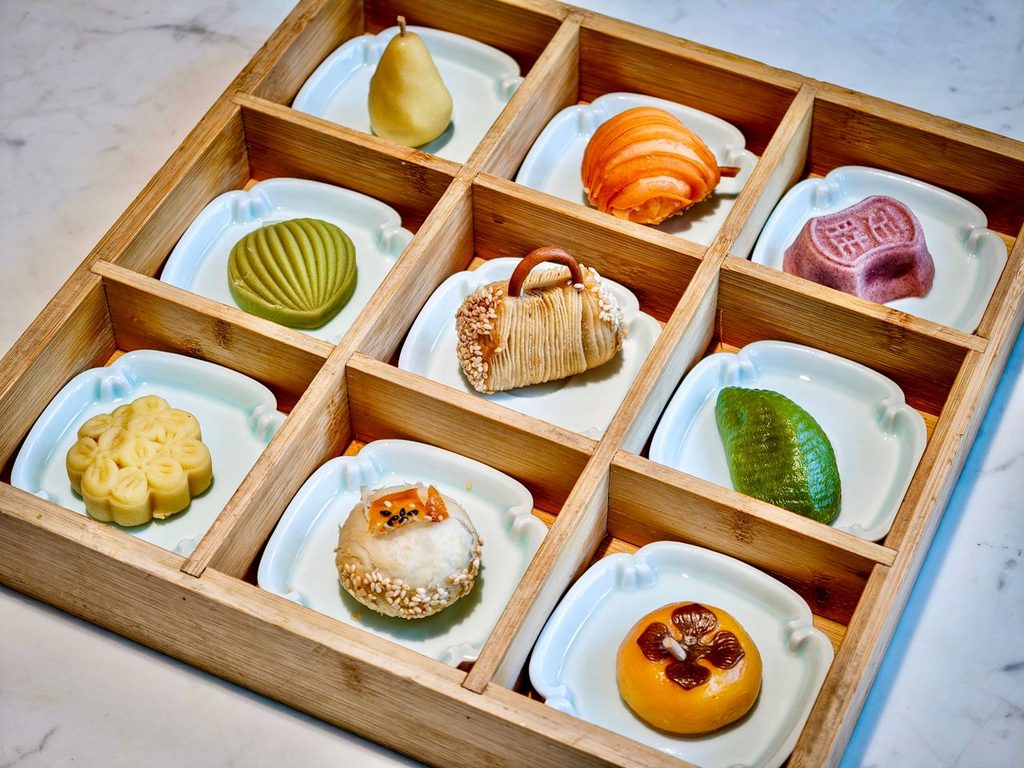 10 Thoughtful Chuseok Gifts: Korean Thanksgiving Gift Ideas 3 Variety of Asian desserts presented in a wooden box
