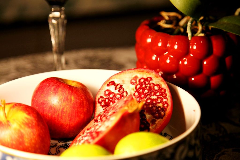 10 Thoughtful Rosh Hashanah Gift Ideas for a Sweet New Year 5 Thoughtful Rosh Hashanah host gift basket with apples and pomegranate