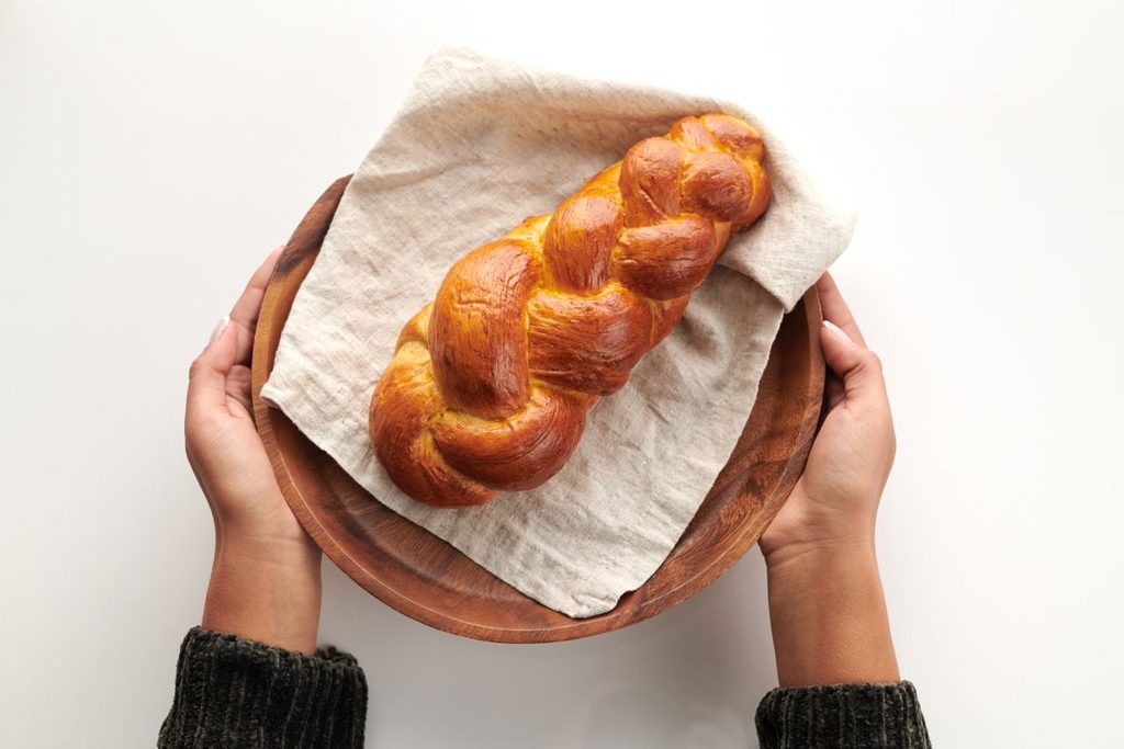 10 Thoughtful Rosh Hashanah Gift Ideas for a Sweet New Year 4 Challah and honey cake for a Rosh Hashanah host gift