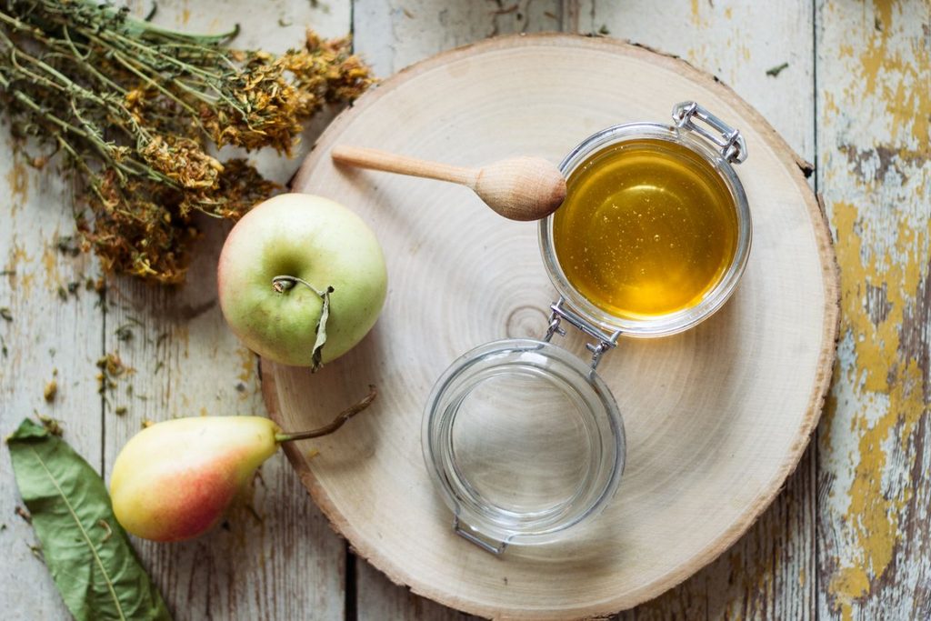 10 Thoughtful Rosh Hashanah Gift Ideas for a Sweet New Year 3 Rosh Hashanah host gift and gift etiquette ideas - apples and honey.